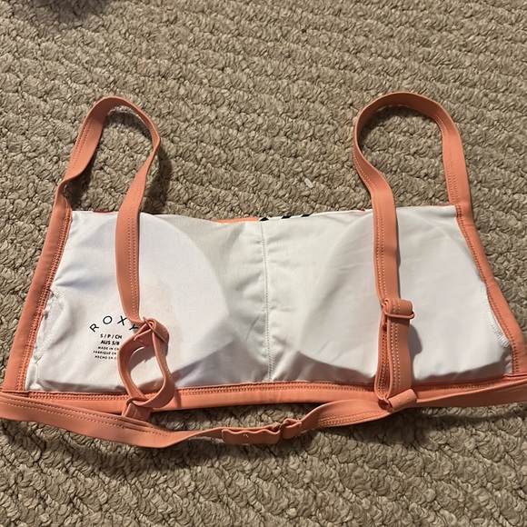 Super cute Roxy top! Perfect for surfing! - Picture 3 of 3